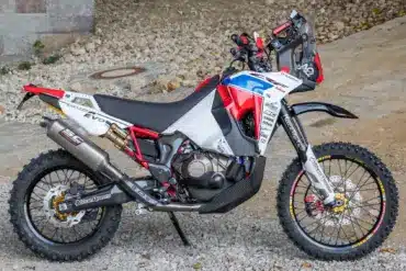 AQ-Honda CRF 1000R EVO Rallye-Motorrad-Umbau mit Zubehör wie SC Project Titan-Auspuff, spezieller Verkleidung und Offroad-Reifen.
