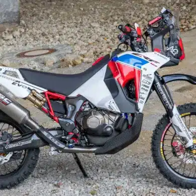 AQ-Honda CRF 1000R EVO Rallye-Motorrad-Umbau mit Zubehör wie SC Project Titan-Auspuff, spezieller Verkleidung und Offroad-Reifen.