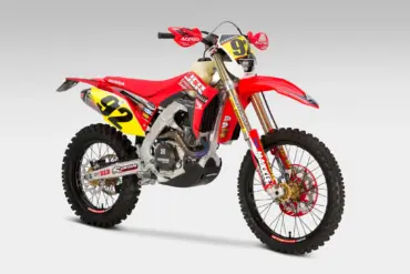 Honda CRF450RX Enduro-Umbau mit Pro Circuit Auspuffanlage, IMS-Tank, Acerbis Handprotektoren und Enduro-Fahrwerkssetup auf hellem Hintergrund.