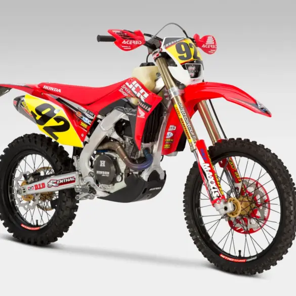 Honda CRF450RX Enduro-Umbau mit Pro Circuit Auspuffanlage, IMS-Tank, Acerbis Handprotektoren und Enduro-Fahrwerkssetup auf hellem Hintergrund.