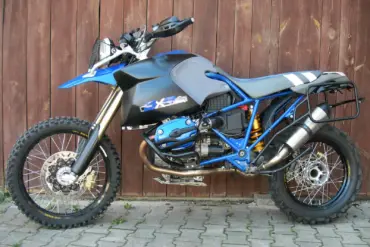 Seitenansicht einer BMW HP2 EXR mit großem Zusatztank und Offroad-Ausstattung.