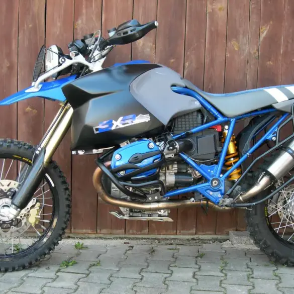 Seitenansicht einer BMW HP2 EXR mit großem Zusatztank und Offroad-Ausstattung.