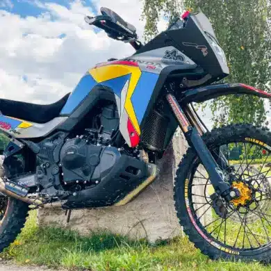Seitenansicht der AQ-Honda XL 750R Transalp Rallye mit speziellem Fahrwerk und Rallye-Verkleidung im Freien.
