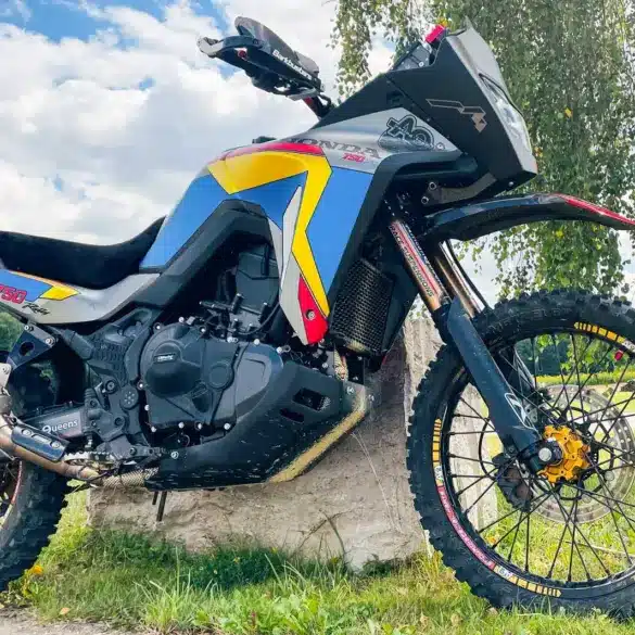 Seitenansicht der AQ-Honda XL 750R Transalp Rallye mit speziellem Fahrwerk und Rallye-Verkleidung im Freien.