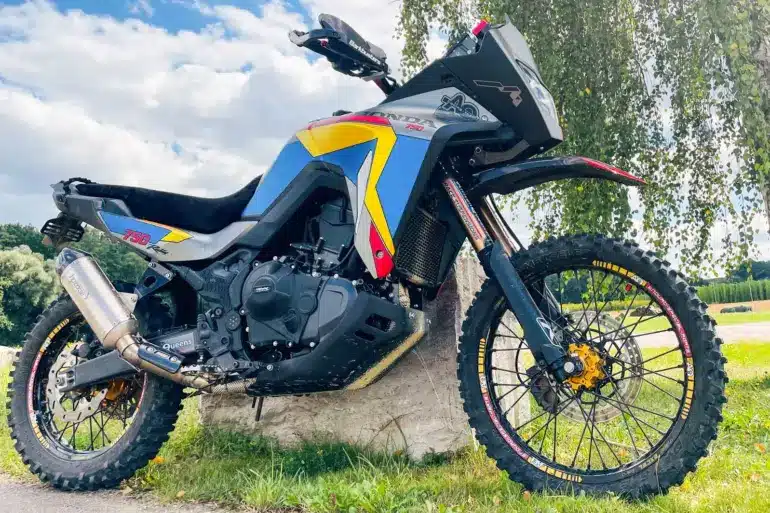 Seitenansicht der AQ-Honda XL 750R Transalp Rallye mit speziellem Fahrwerk und Rallye-Verkleidung im Freien.