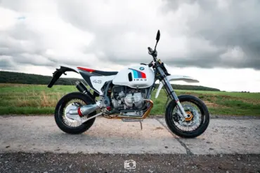 SWT-SPORTS Supermoto BMW R 1043 SM Motorradumbau im freien Gelände bei bewölktem Himmel