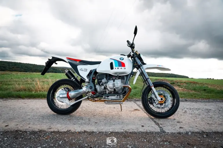 SWT-SPORTS Supermoto BMW R 1043 SM Motorradumbau im freien Gelände bei bewölktem Himmel