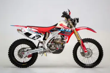 Honda CRF450X Baja 1000 Racer von JCR Speed Shop, aufgebaut für Baja-Rennen, Seitenansicht