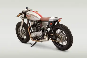 Seitenansicht der Yamaha XS675 Redstripe, einem individuell umgebauten Motorrad auf Basis der XS650 mit modifizierten Komponenten und Retro-Optik