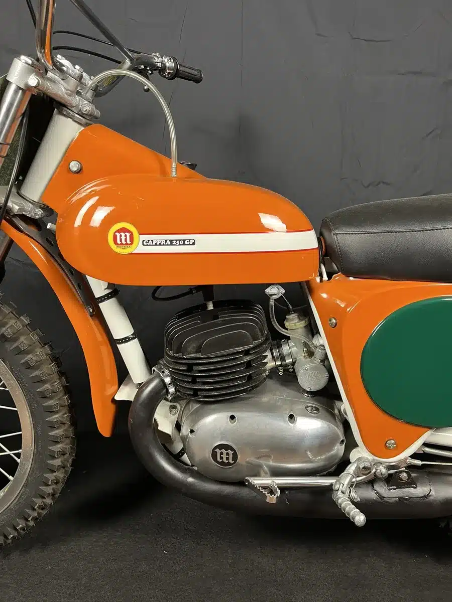 Montesa Cappra 250 GP, Baujahr 1968, vollständig restauriert, orange lackiert, Detailansicht des Motorrads mit Tank, Motor und Sitzbank.