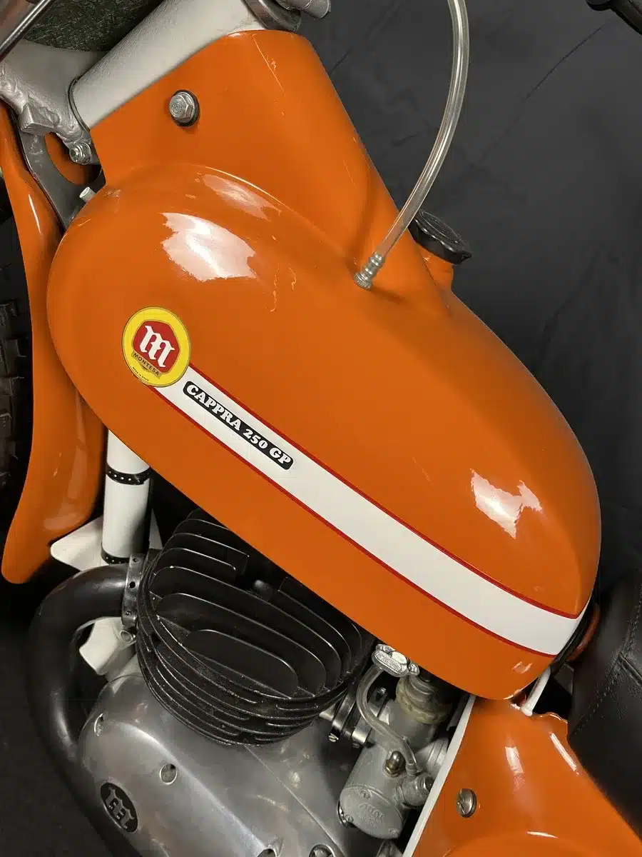 Nahaufnahme des Tanks und Motors einer orangefarbenen Montesa Cappra 250 GP von 1968