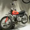 Rote 1970 Yamaha Mini Enduro MX ausgestellt im Innenraum, seitliche Ansicht
