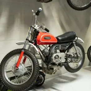 Rote 1970 Yamaha Mini Enduro MX ausgestellt im Innenraum, seitliche Ansicht