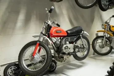 Rote 1970 Yamaha Mini Enduro MX ausgestellt im Innenraum, seitliche Ansicht