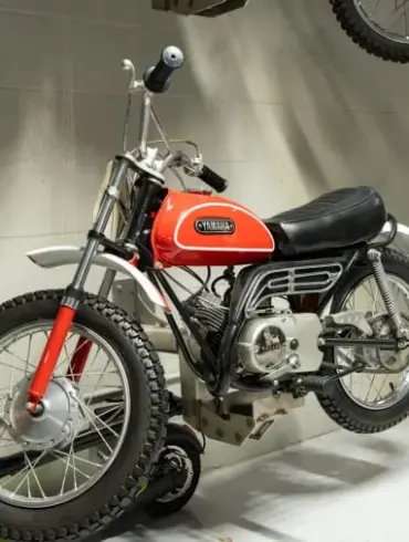 Rote 1970 Yamaha Mini Enduro MX ausgestellt im Innenraum, seitliche Ansicht