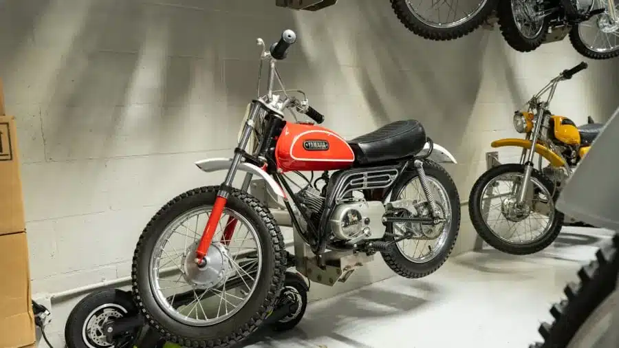 Rote 1970 Yamaha Mini Enduro MX ausgestellt im Innenraum, seitliche Ansicht