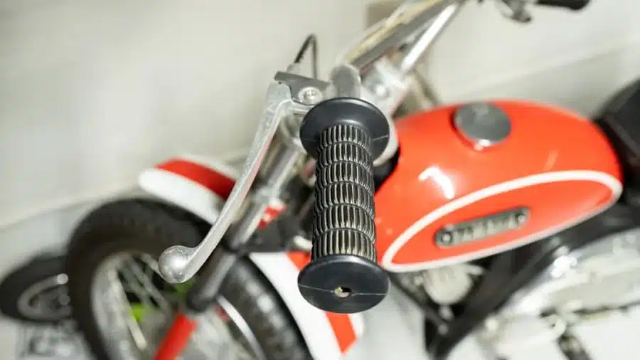 Lenker und Tank einer Yamaha Mini Enduro MX von 1970 aus der Nähe fotografiert