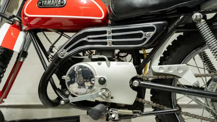 Nahaufnahme des Motors und Rahmens einer roten Yamaha Mini Enduro MX von 1970