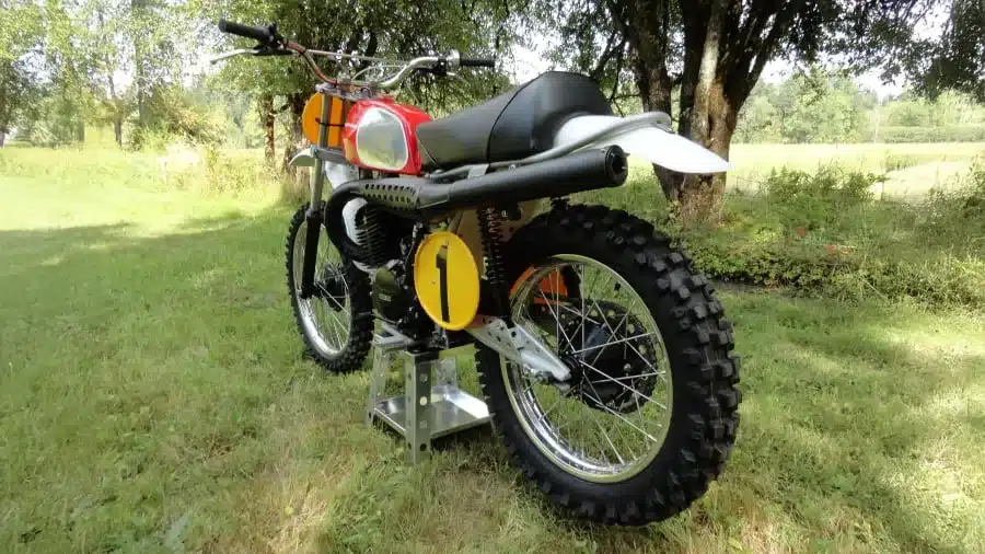 Motorrad 1972 Husqvarna Pro-Fab Works 400CR im Grünen, seitliche Ansicht auf Rahmen, Motor und Stollenreifen