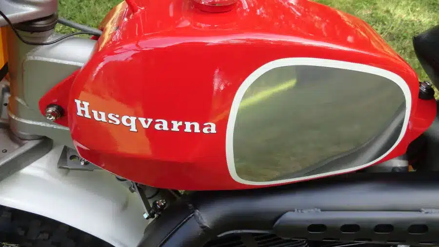 Roter Kraftstofftank einer 1972 Husqvarna Pro-Fab Works 400CR mit weißem Husqvarna-Schriftzug