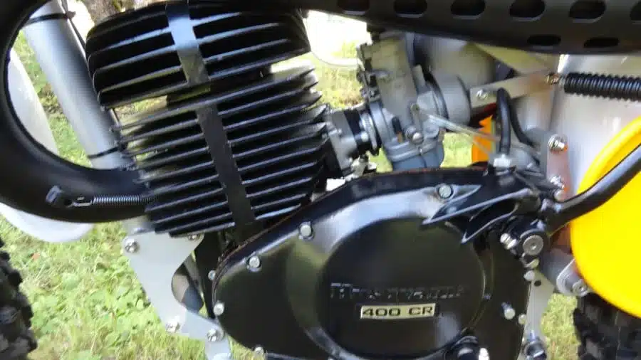 Motor der 1972 Husqvarna Pro-Fab Works 400CR mit gut sichtbarem Zylinder und Gehäuse, Beschriftung 400 CR.