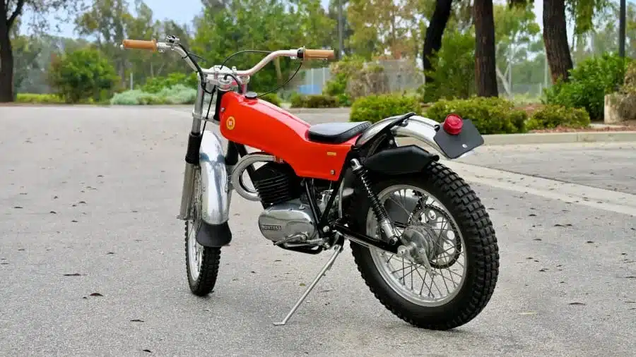 Montesa Cota Enduro Trials von 1972, rote Lackierung, mit einer einteiligen Tank-Sitz-Einheit, aufgenommen auf einer Straße im Freien