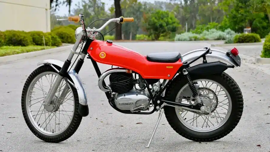 Seltene 1972 Montesa Cota Enduro Trials in rot mit charakteristischer Tank-Sitz-Einheit, fotografiert im Freien