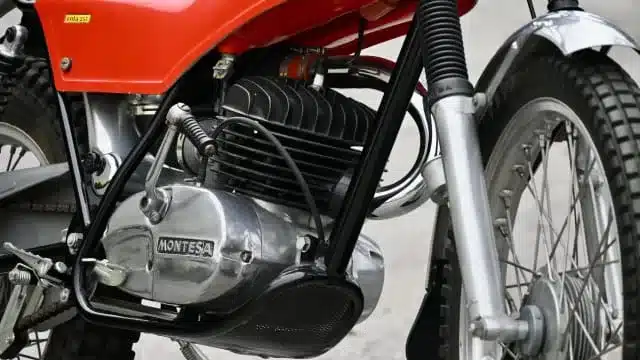 Nahaufnahme des Motors und Rahmens einer Montesa Cota Enduro Trials Baujahr 1972