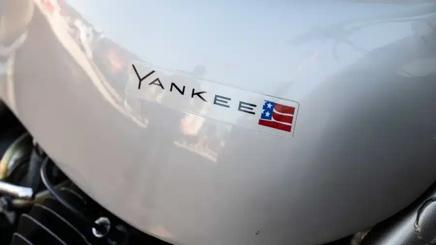 Nahaufnahme des Tank-Emblems der 1972 Yankee Z500 Enduro mit Schriftzug und Flagge.