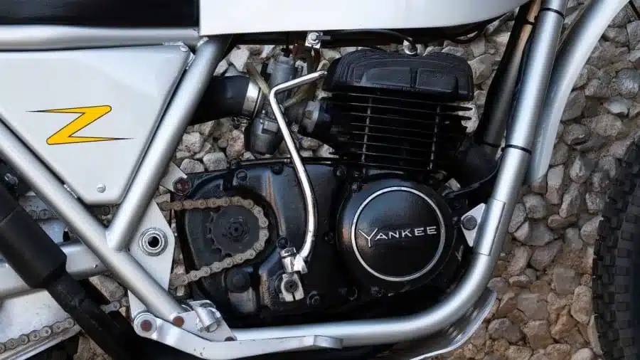 Seitliche Detailansicht des Motors einer 1972 Yankee Z500 Enduro mit Paralleltwin und Z-Logo