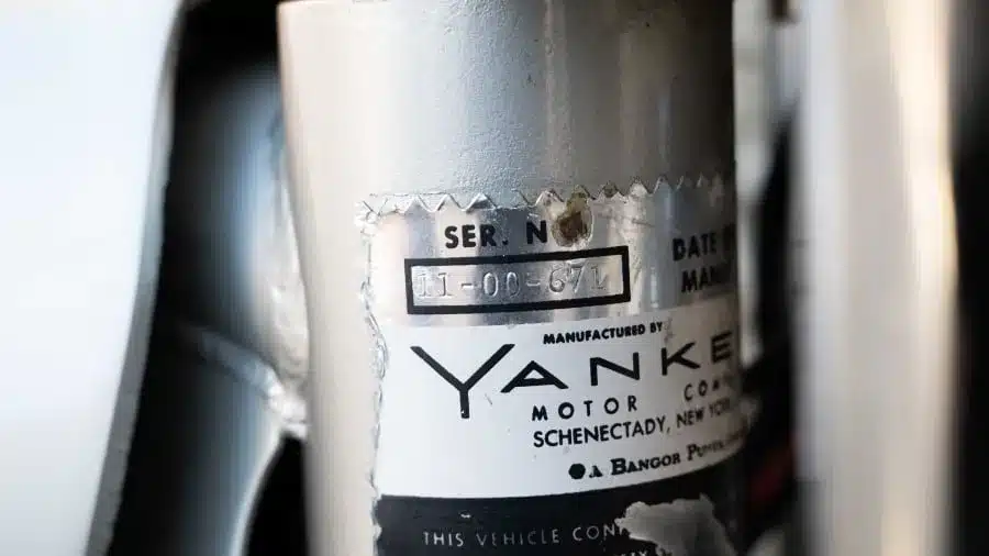 Detailaufnahme des Typenschilds mit Rahmennummer 1100671 an der 1972 Yankee Z500 Enduro.