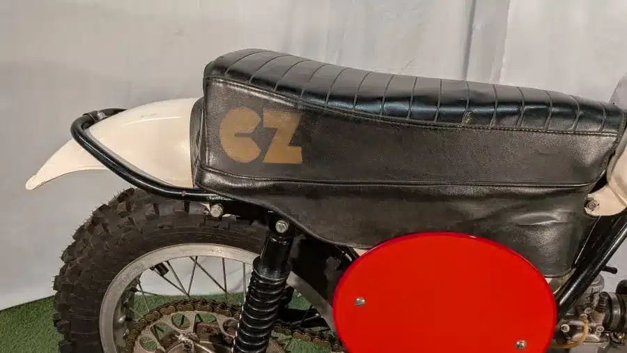 Seitenansicht der Sitzbank, des Rahmens und Hinterrads einer CZ 125 Motocross von 1973.