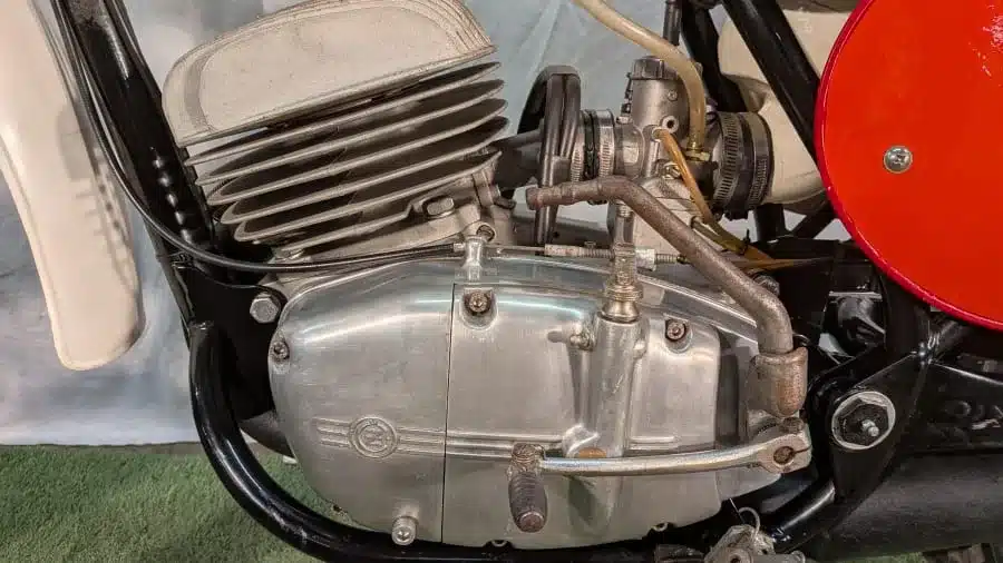 Detailfoto des Motors einer 1973 CZ 125 Motocross mit radialem Zylinderkopf und Mechanik.
