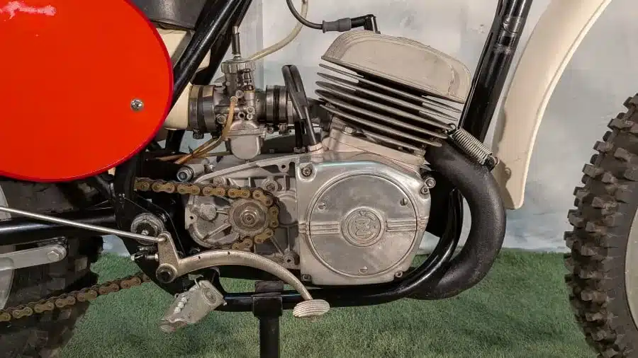 Nahaufnahme des Motors, Rahmens und Hinterrads einer CZ 125 Motocross von 1973