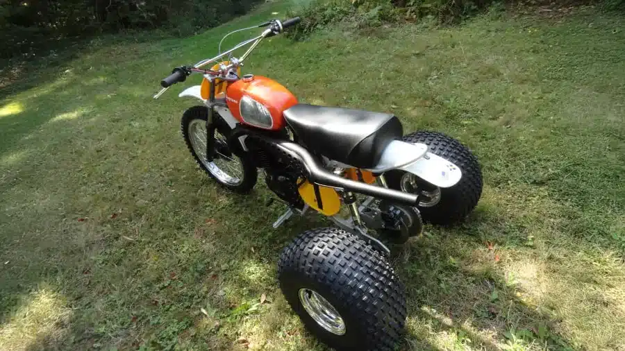 Dreirädriger 1973 Husqvarna Super Cycle 450 CR mit orangefarbenem Tank im Freien