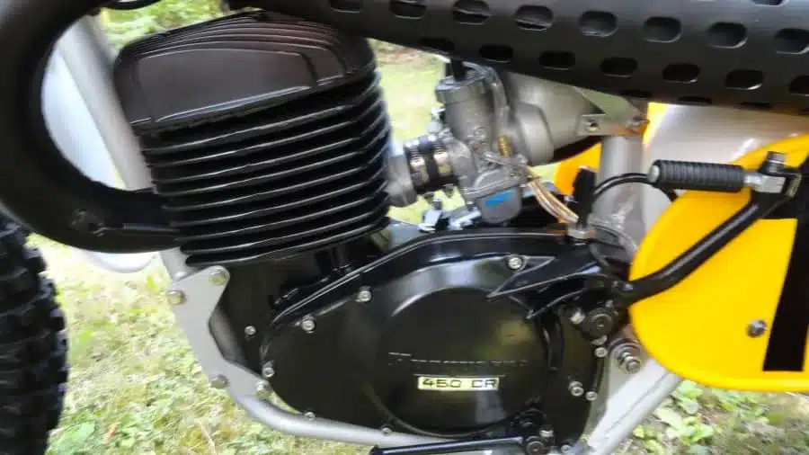 Motorblock und Vergaser des 1973 Husqvarna Super Cycle 450 CR 3-Wheeler im Detail