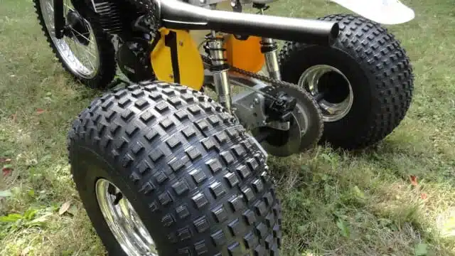 Detailansicht der Hinterachse und Geländebereifung eines 1973 Husqvarna Super Cycle 450 CR 3-Wheeler Dreirads.