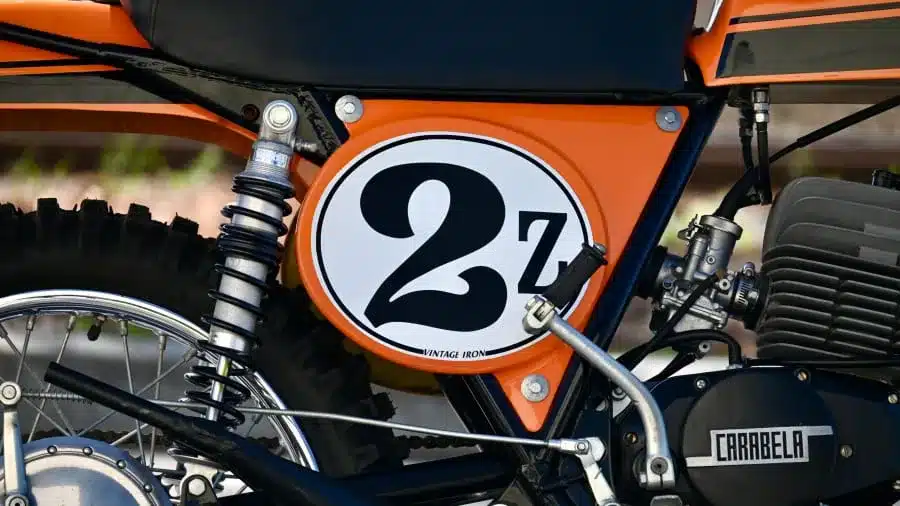 Detailaufnahme des Motors, Rahmens und Startnummer der historischen 1974 Carabella 125 Motocross.