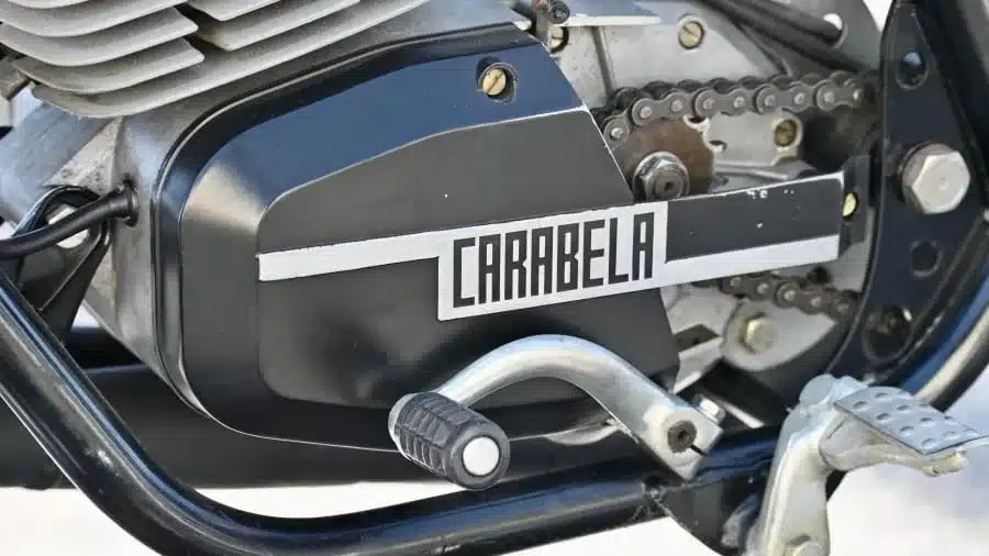 Motorgehäuse einer 1974 Carabela 125 Motocross mit sichtbarem Carabela-Schriftzug und Antriebskette