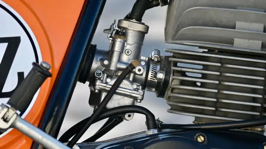 Motor und Vergaser einer klassischen 1974 Carabella 125 Motocross im Detail