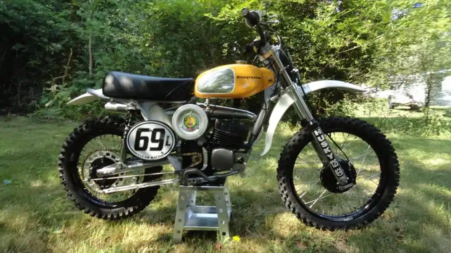 Geländemotorrad Husqvarna 125CR Lightweight Baujahr 1974 auf einer Wiese, Seitenansicht