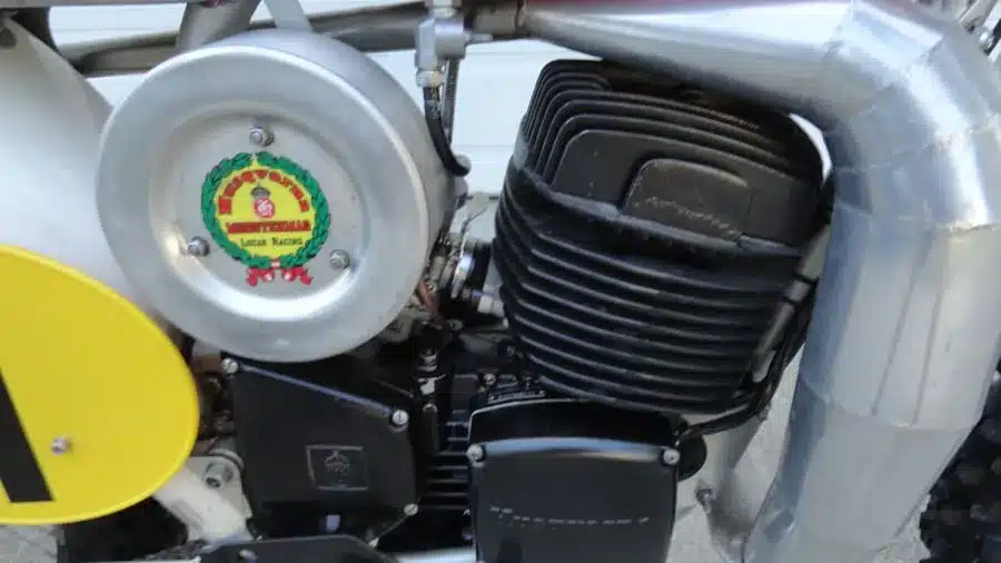 Detailfoto des Motors und Auspuffs einer 1974 Husqvarna 400 CR, Wettbewerbs-Motocross-Motorrad.