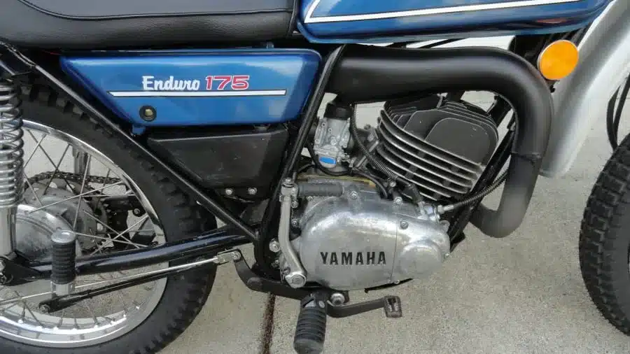 Detailfoto des Motors und Chassis einer 1974er Yamaha DT175 Enduro