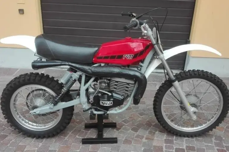 Restaurierte 1976 TGM 250 Cross Motore Villa, Seitenansicht mit rotem Tank, Offroad-Bereifung und Handschaltung.