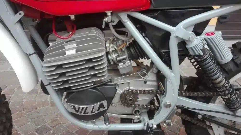Nahaufnahme des Motors und Fahrwerks einer 1976 TGM 250 Cross Motore Villa mit sichtbarem Villa-Schriftzug