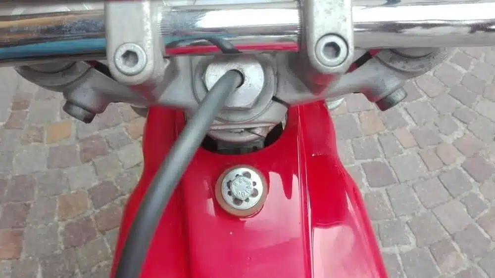 Nahaufnahme des Lenkers und oberen Tanks einer roten TGM 250 Cross Motore Villa aus dem Jahr 1976