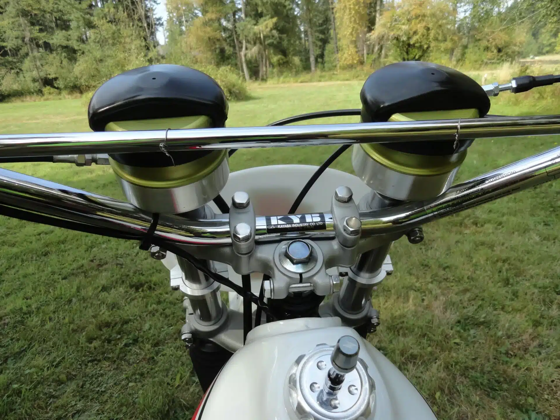 Nahaufnahme des Lenkers und Tanks einer Yamaha YZ250C Baujahr 1976 im Freien