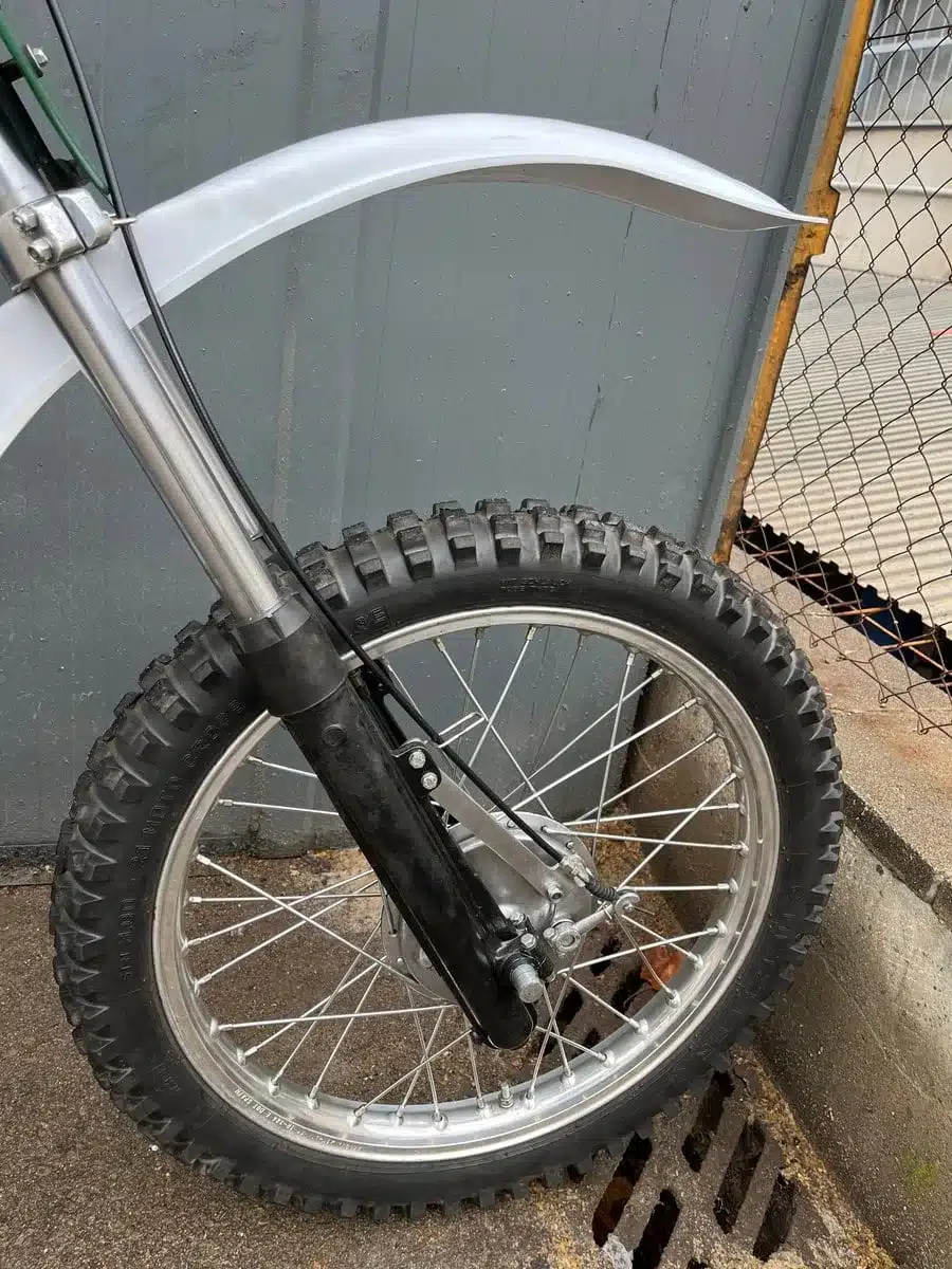 Nahaufnahme vom Vorderrad und Schutzblech einer Bultaco Pursang MK10, restaurierter Zustand