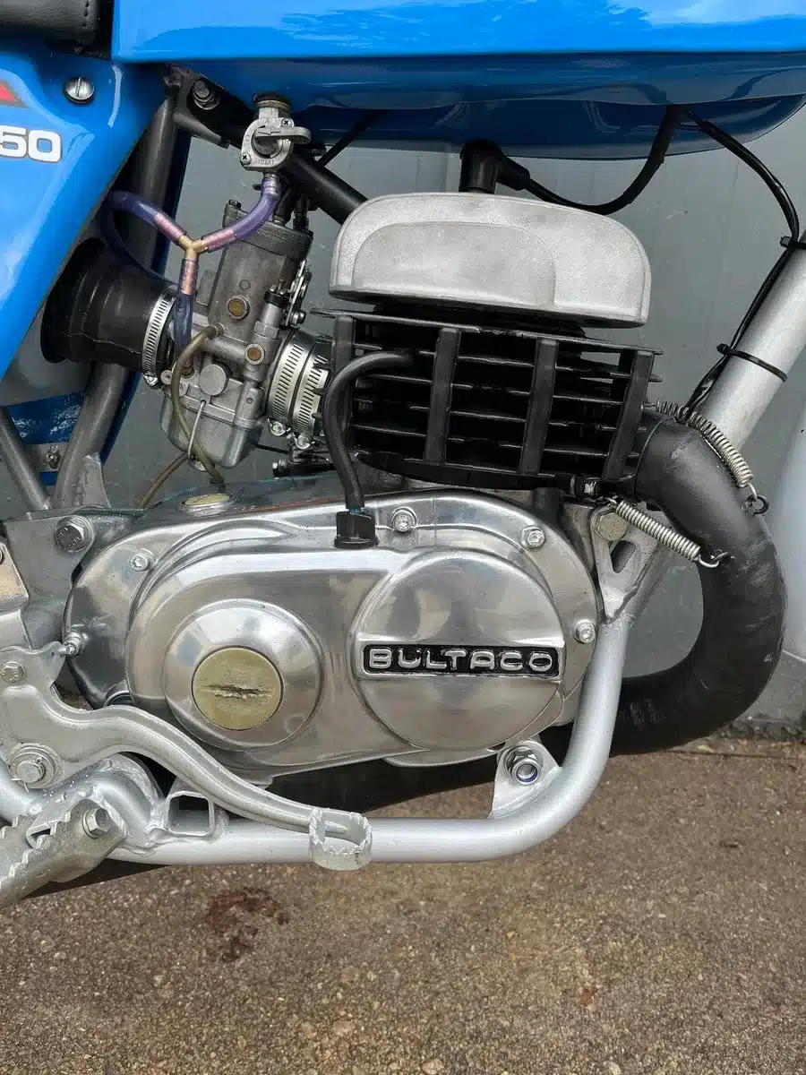 Nahaufnahme des Motors einer restaurierten Bultaco Pursang MK10 250cc von 1977 mit sichtbarem Bultaco-Logo