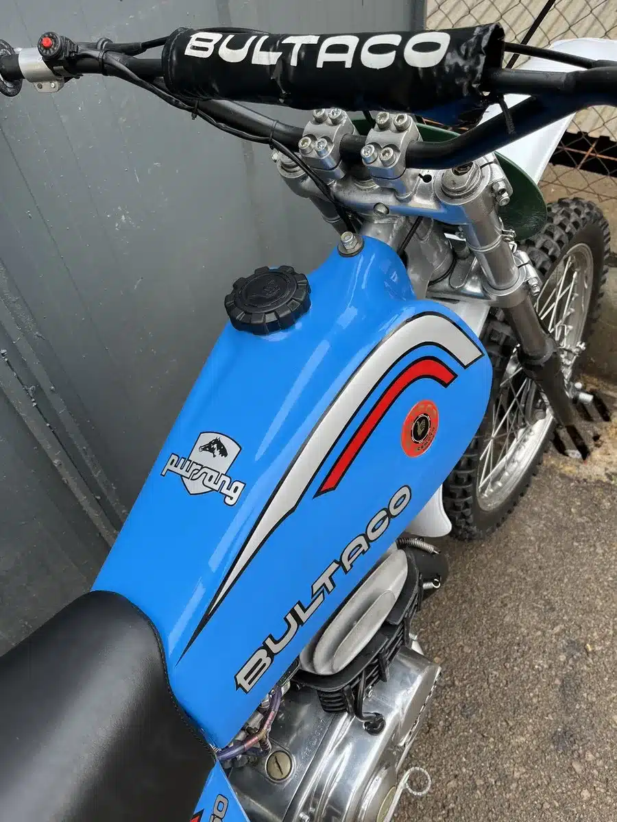 Blauer Tank und Lenker einer Bultaco Pursang MK10 250cc, Detailansicht von oben, restauriert.